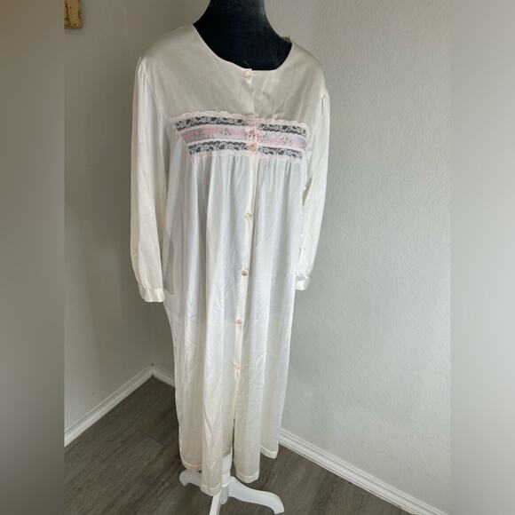 Texsheer XXL- nigh gownt- Silky white nylon- sleeves- lace pink design buttons - Picture 7 of 8